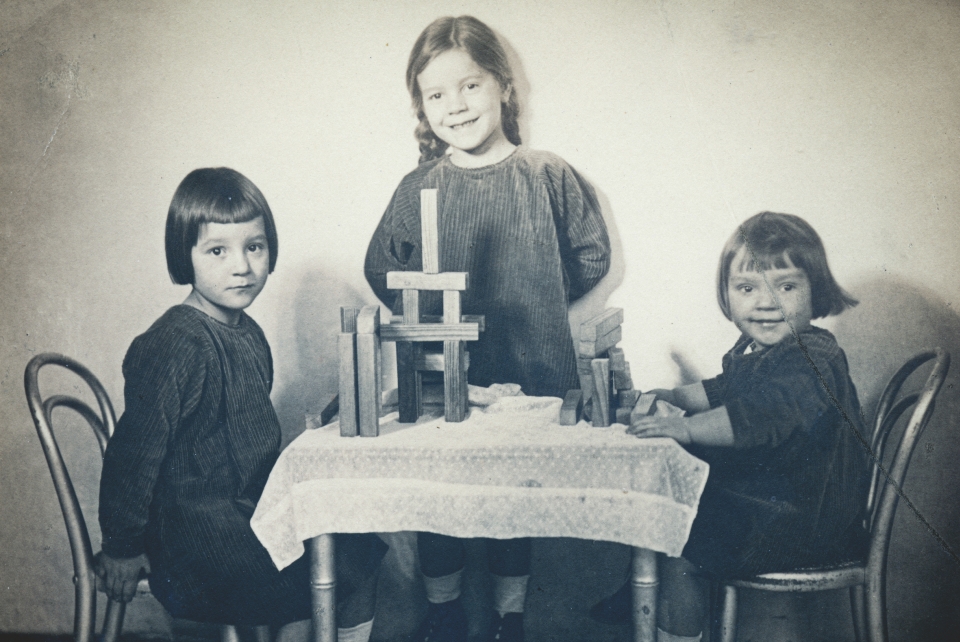 The Mies van der Rohes – A Female Family Saga